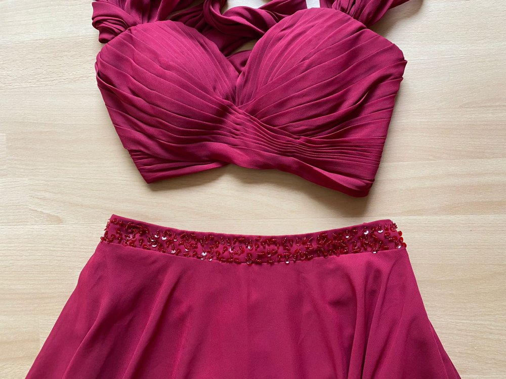 Zweiteiliges beerenrotes Ballkleid