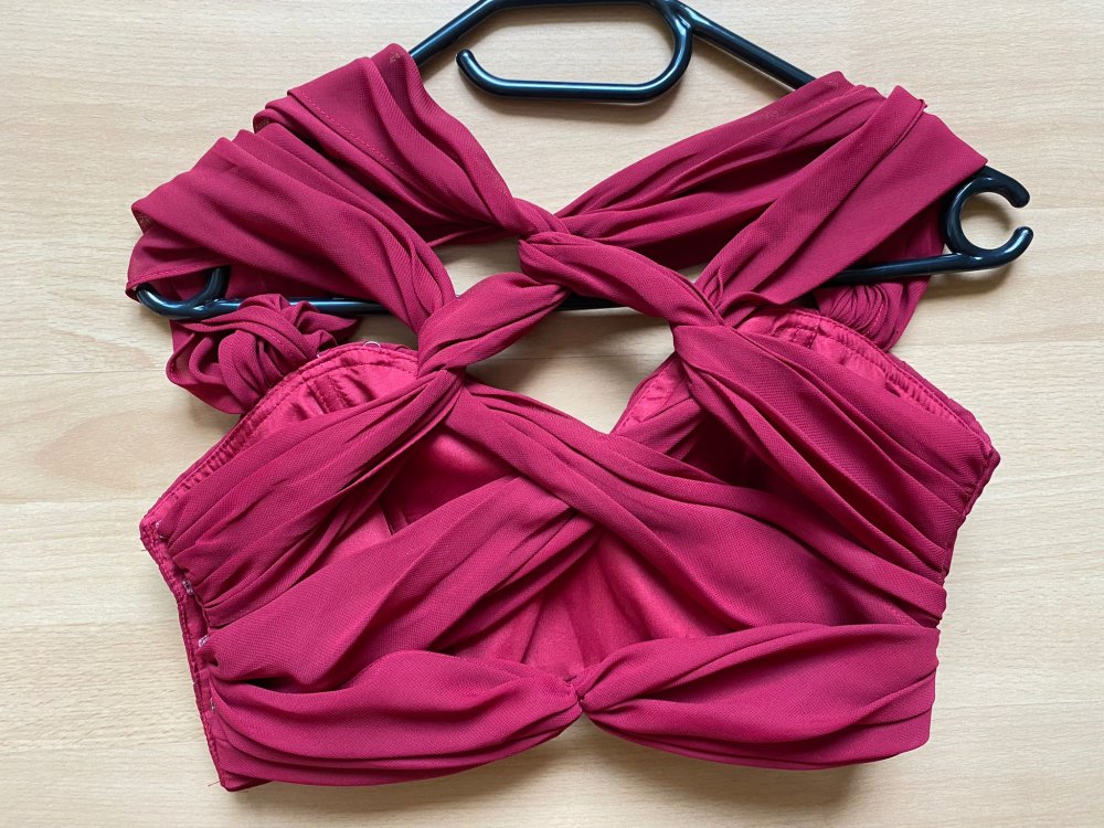Zweiteiliges beerenrotes Ballkleid