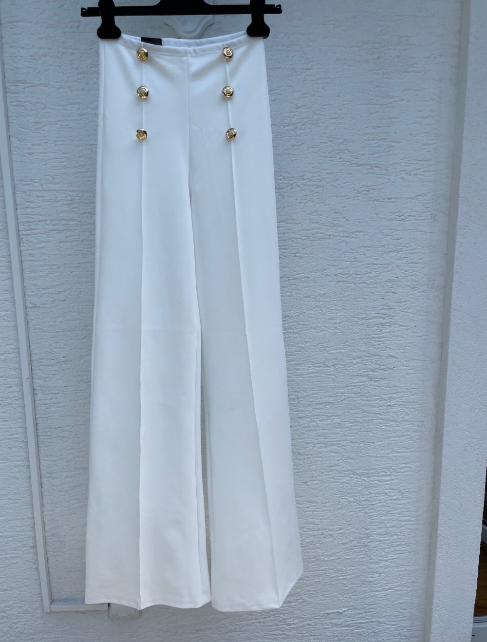 Hoch taillierte Hose mit Etikett
