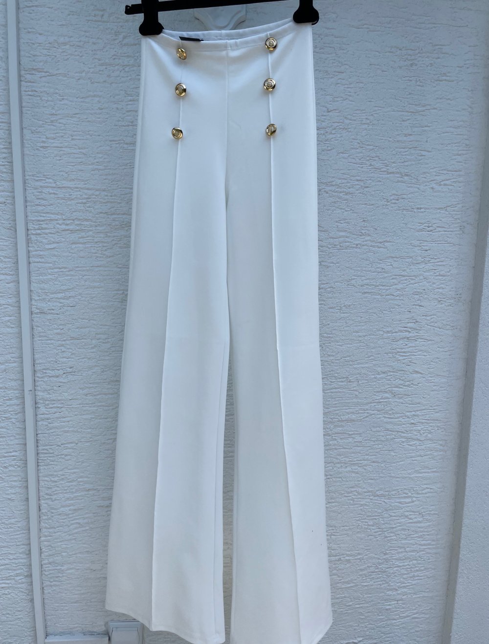 Hoch taillierte Hose mit Etikett