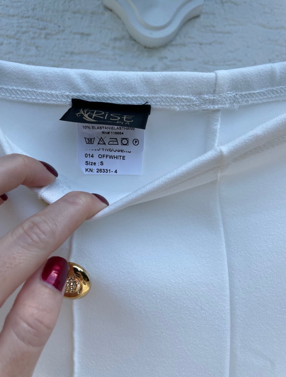 Hoch taillierte Hose mit Etikett