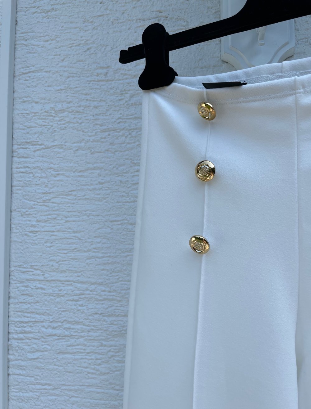 Hoch taillierte Hose mit Etikett