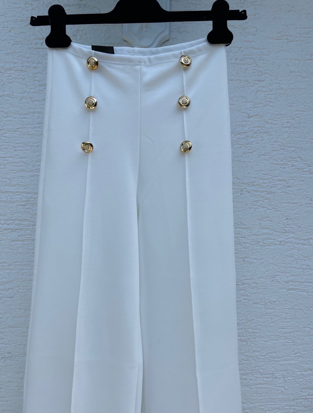 Hoch taillierte Hose mit Etikett