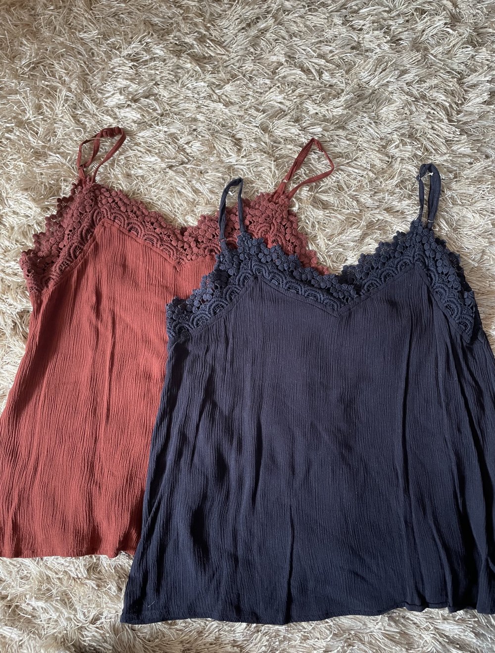 Tops mit Spitzeneinsatz