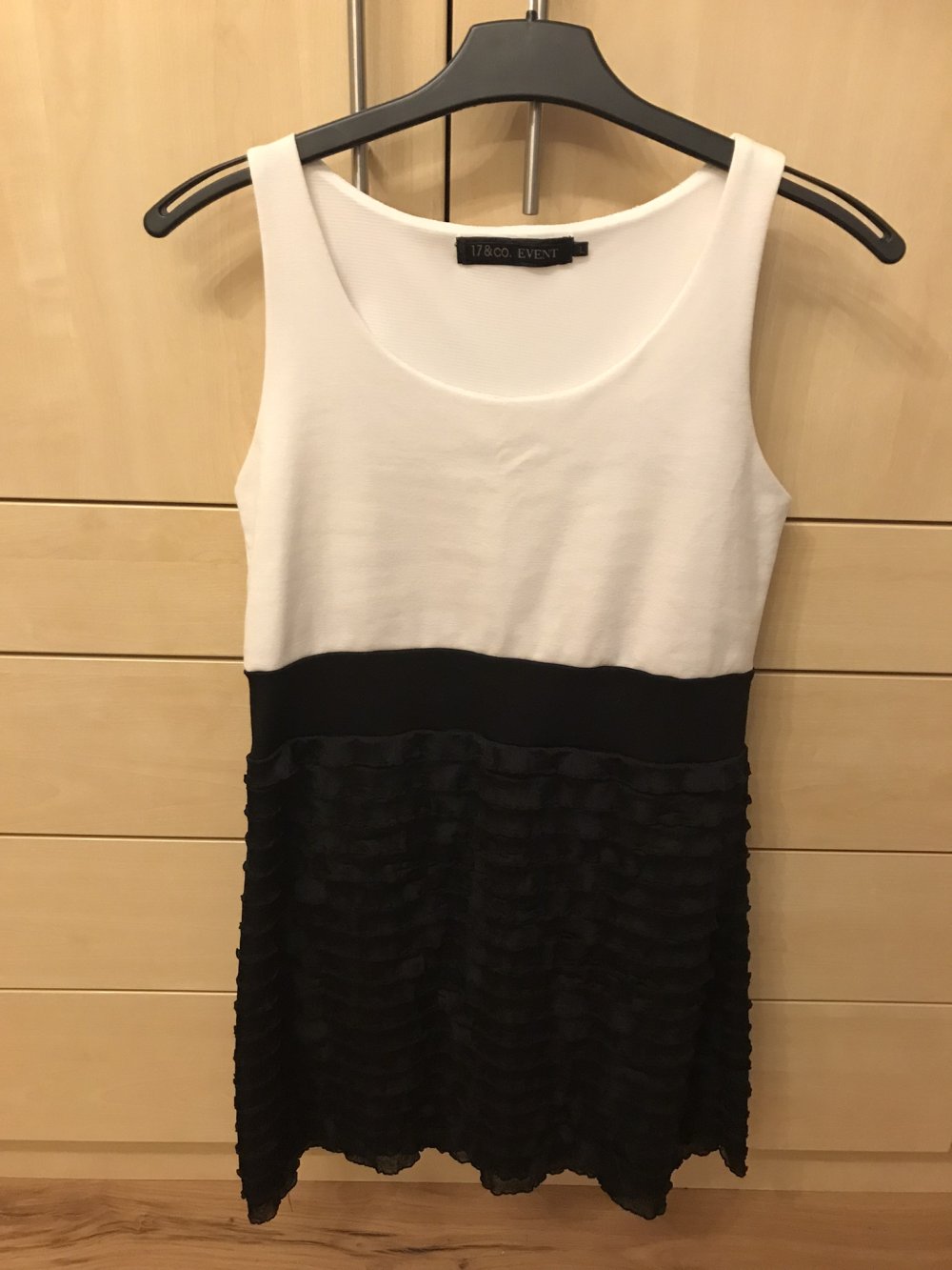 schwarz-weißes Kleid