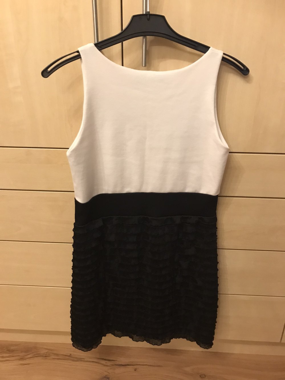 schwarz-weißes Kleid