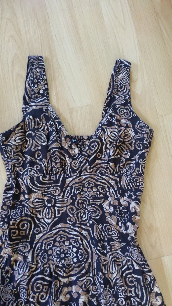 Sommerkleid mit Mustern 
