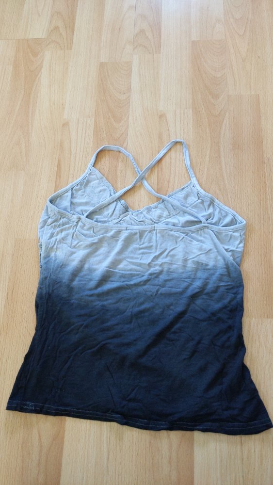 Batiktop mit Häkelelementen
