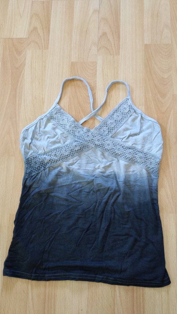 Batiktop mit Häkelelementen