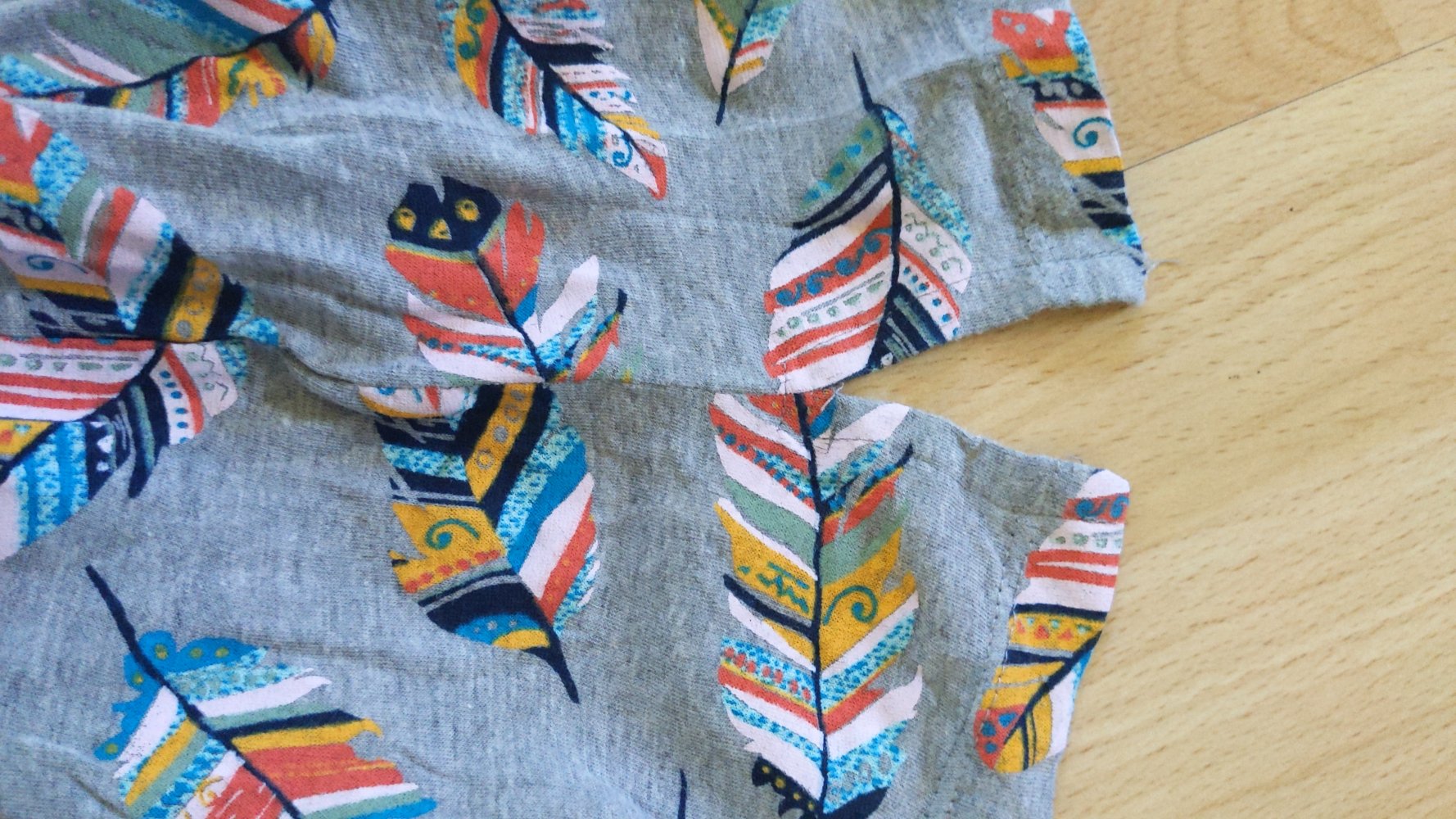 T-Shirt mit Federprint 