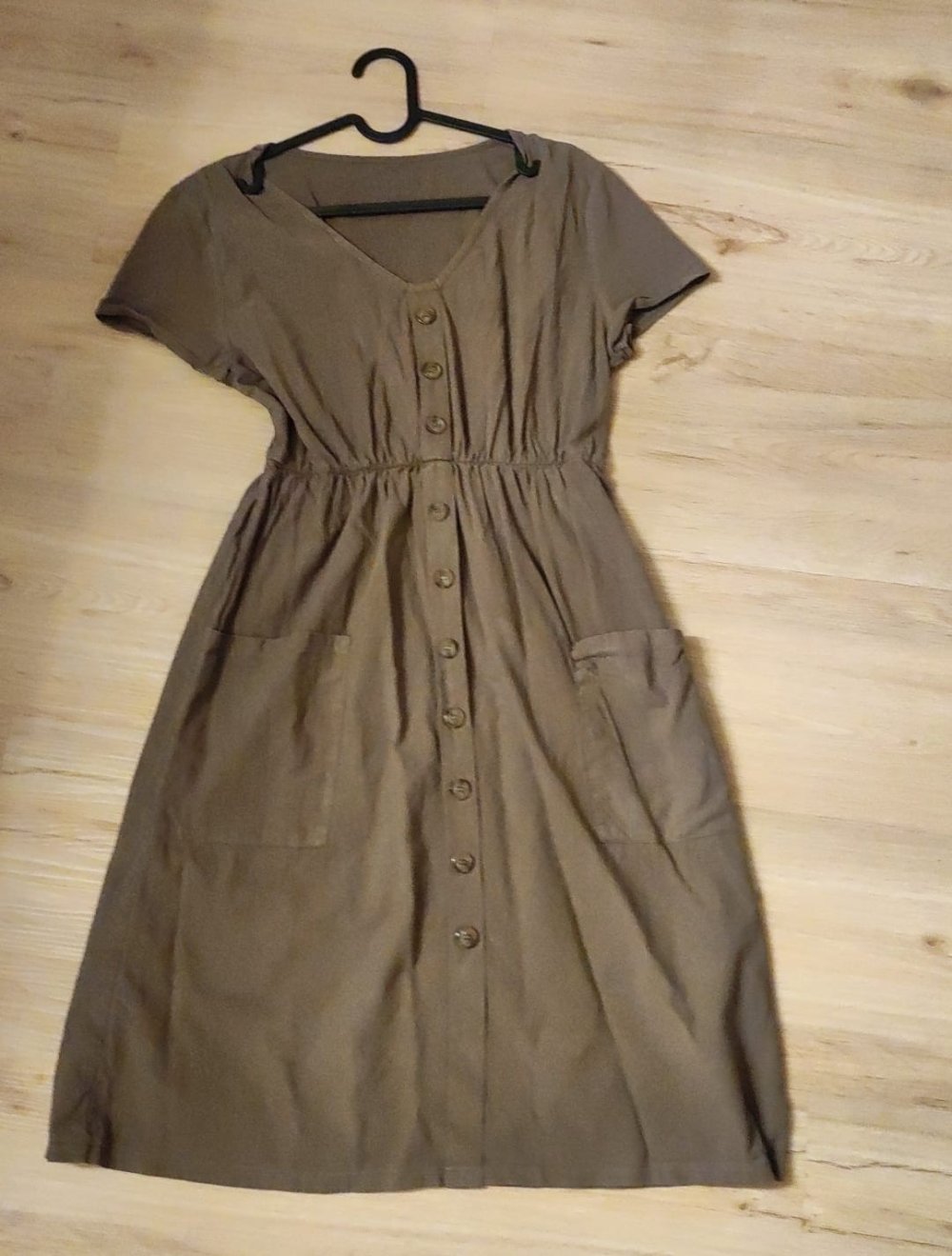 Kleid mit Knöpfen