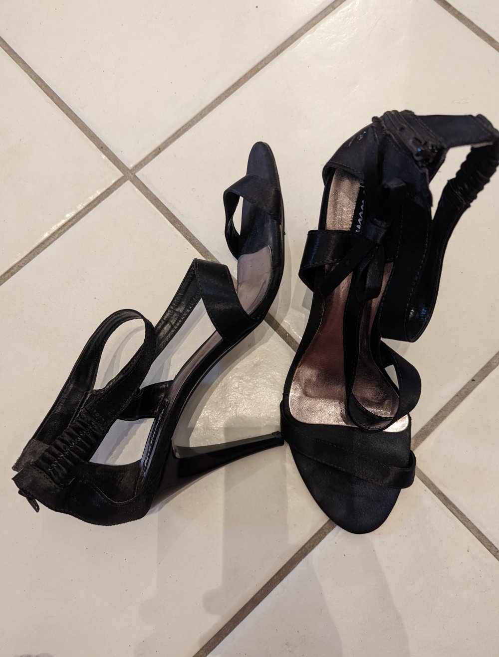 schwarze offene Sandalen mit hohem Absatz