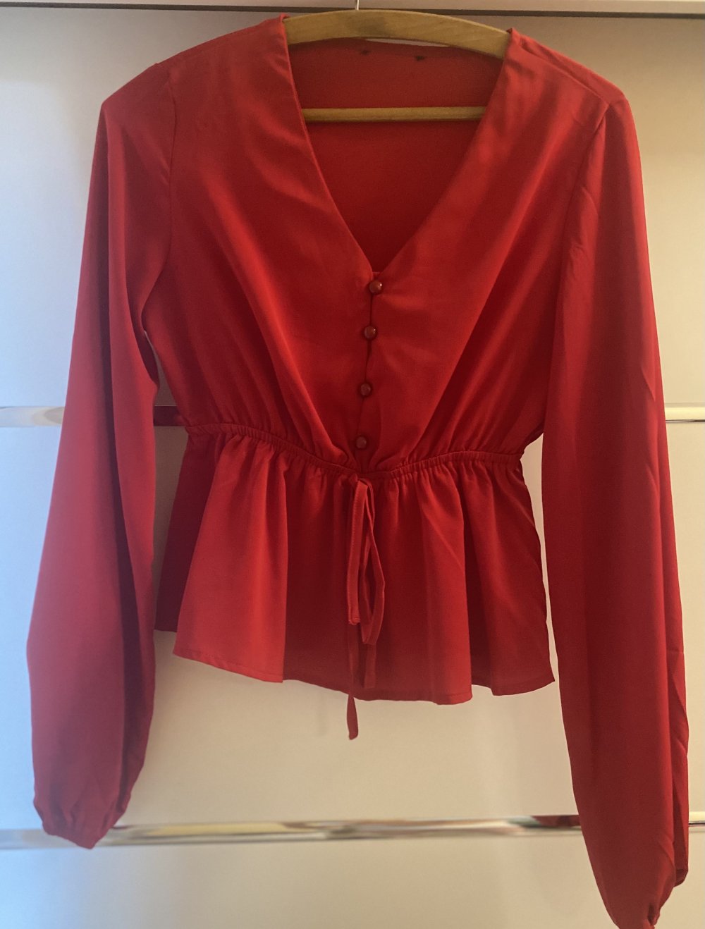 rote langärmige Bluse