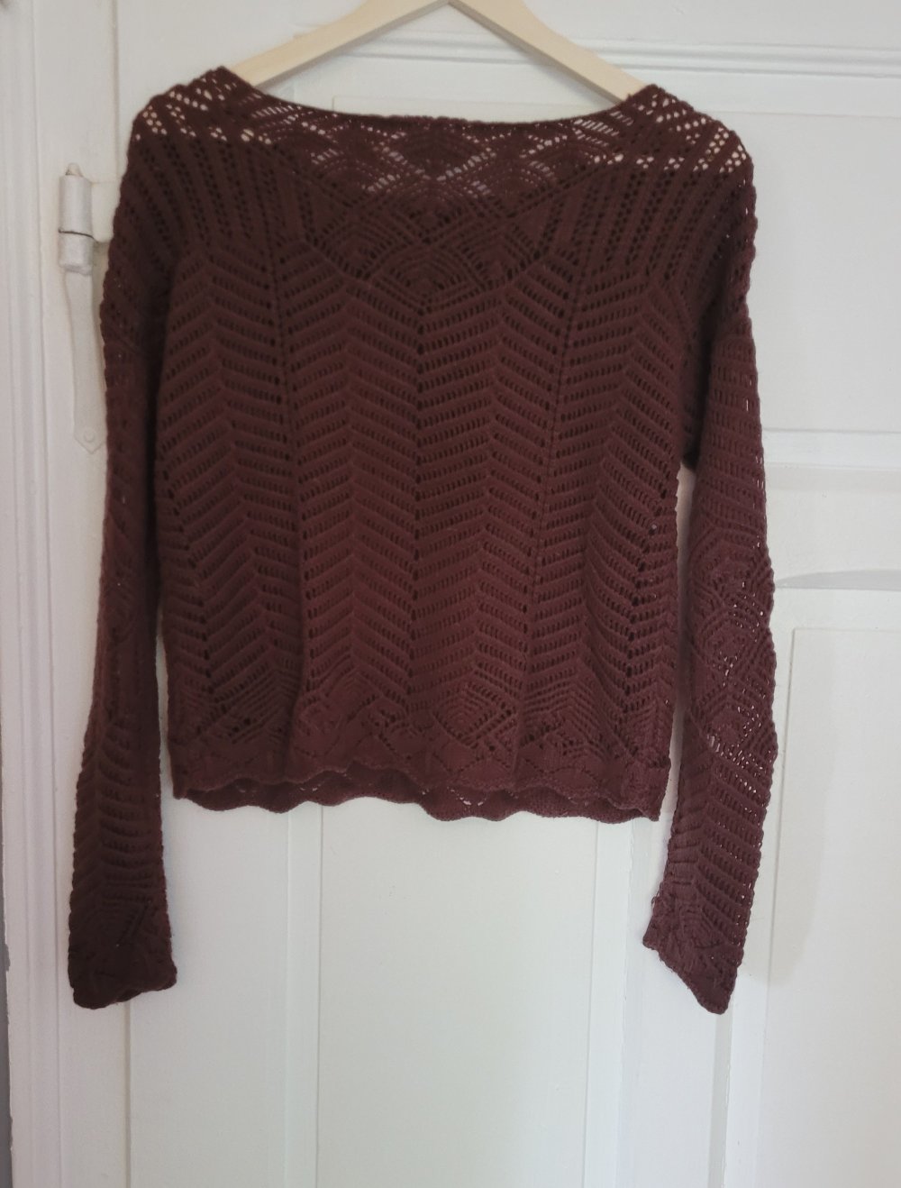 weinroter Strickpullover