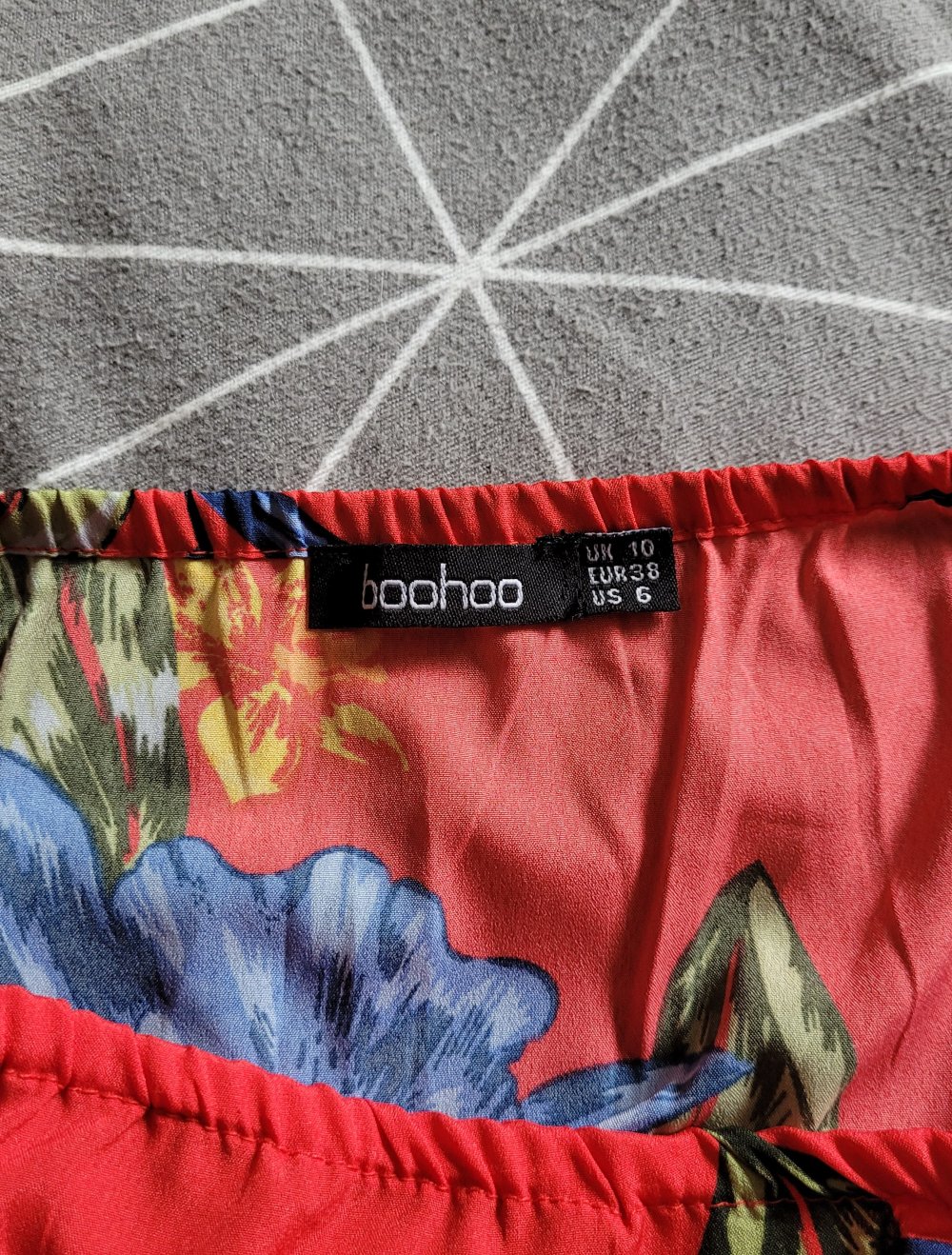 Schulterfreies buntes Sommerkleid von boohoo