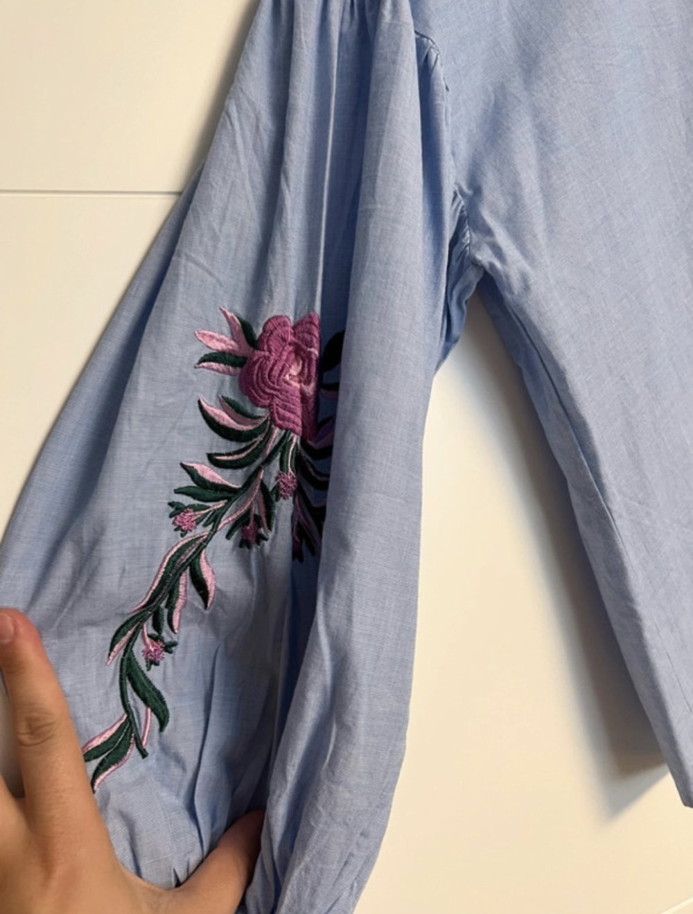 hellblaue Bluse mit Blumendetails