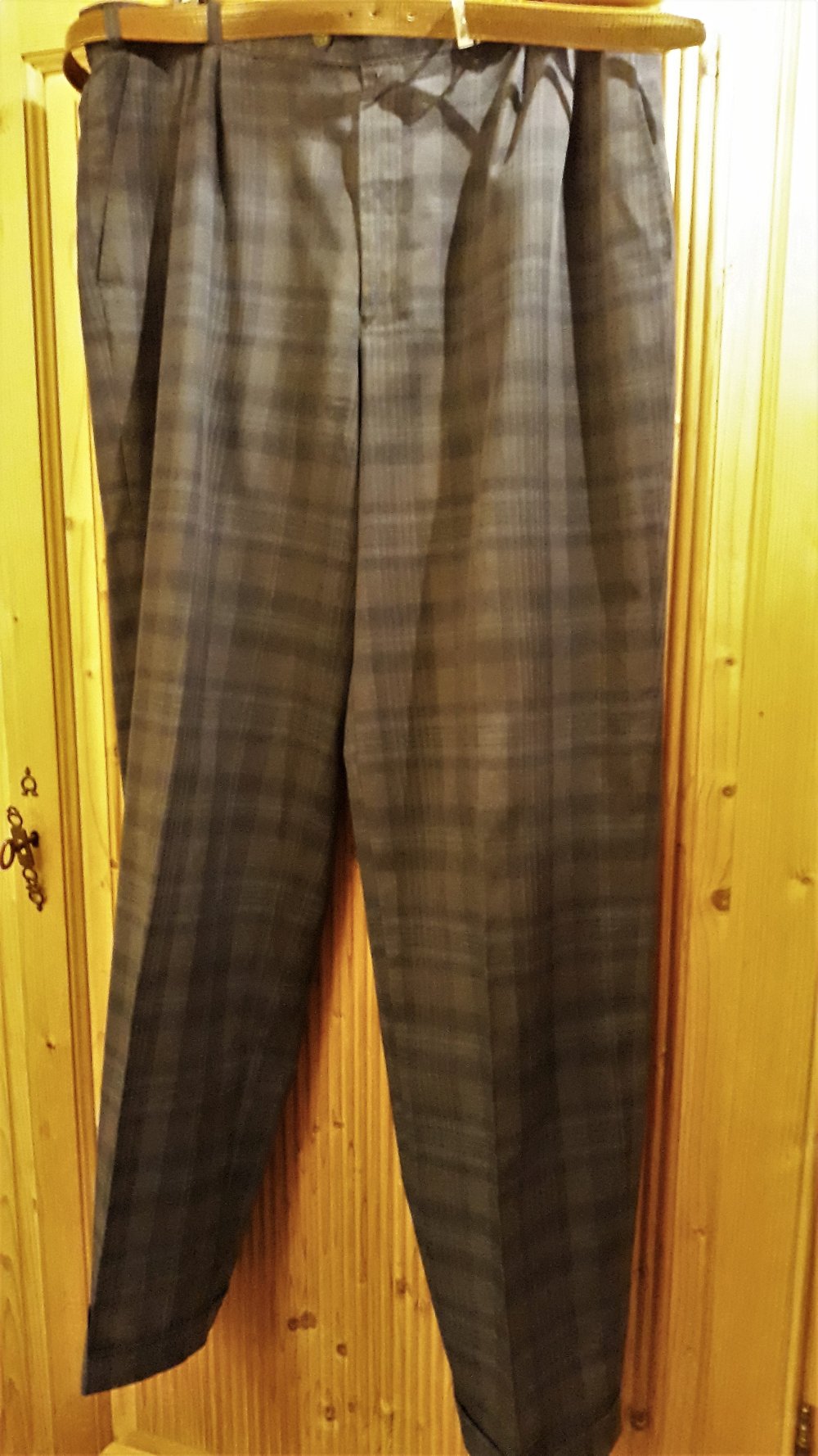 Schöne Herrenhose, Gr.26, dunkelkariert, von Grenadier, nur 3,-€