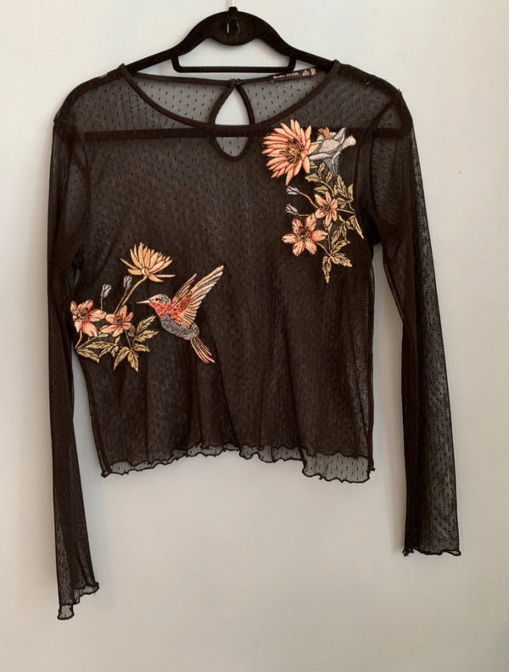 Netzbluse mit Stickereien