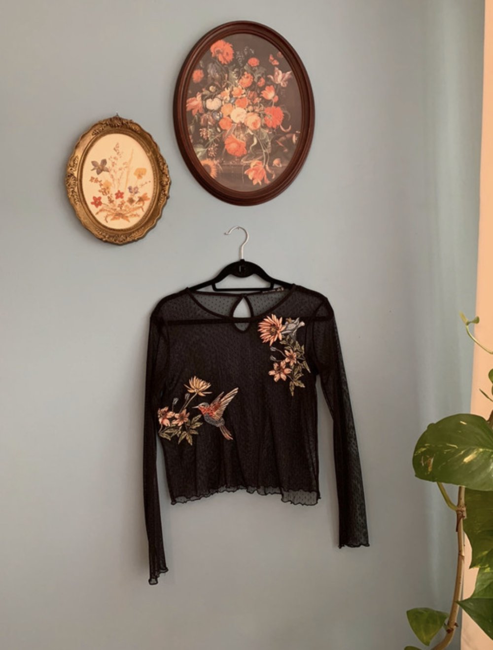Netzbluse mit Stickereien
