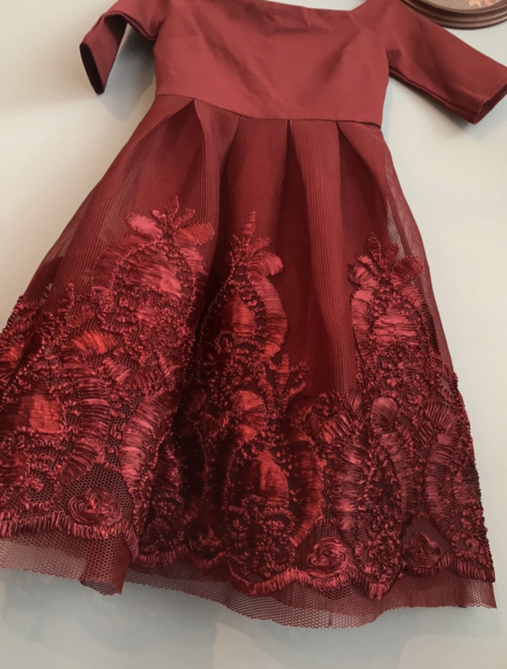 elegantes Kleid in Weinrot