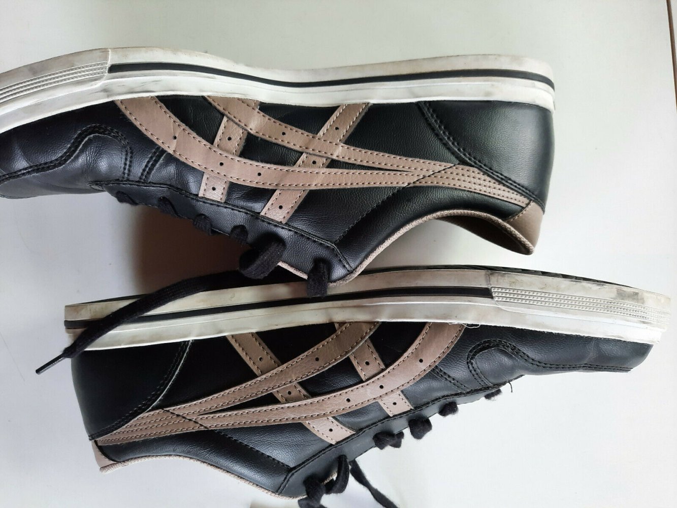 Asics Sneaker Gr. 45 Schwarz Top Zustand!
