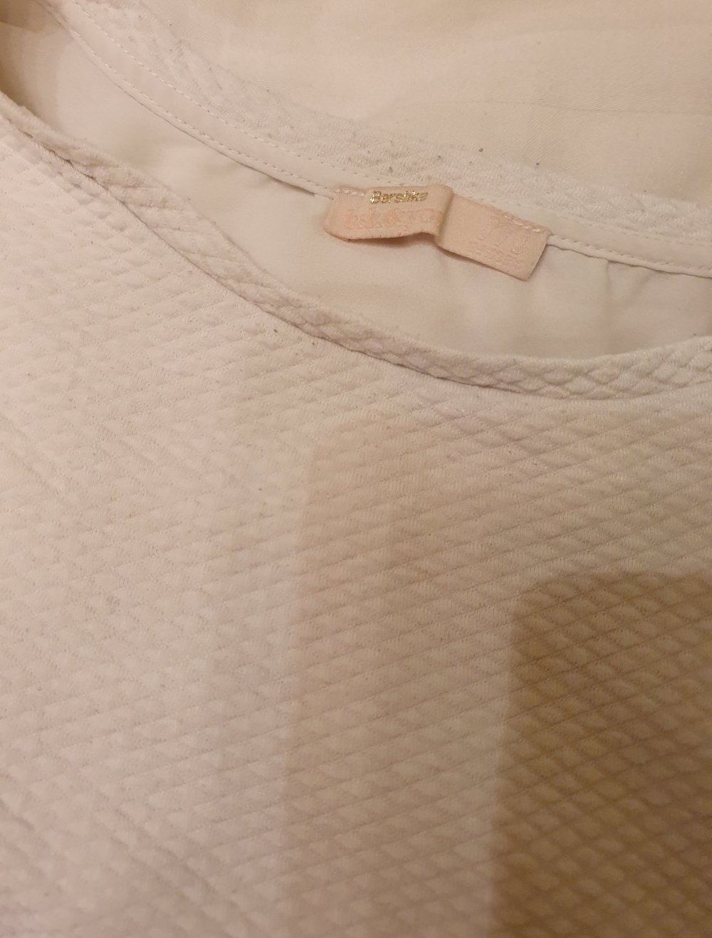 weißer Pullover Rückendetail