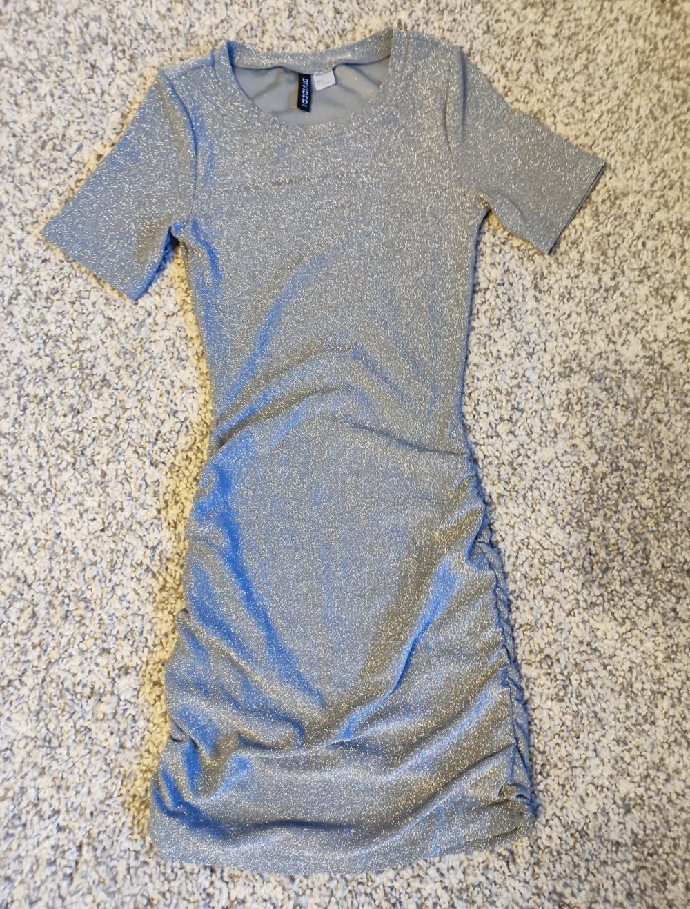 H&M figurbetontes Glitzerkleid