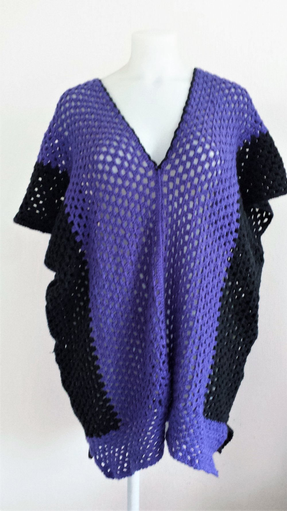 Selbstgestrick Handarbeit Handmade Poncho AA 85 cm.. Länge 80 cm 