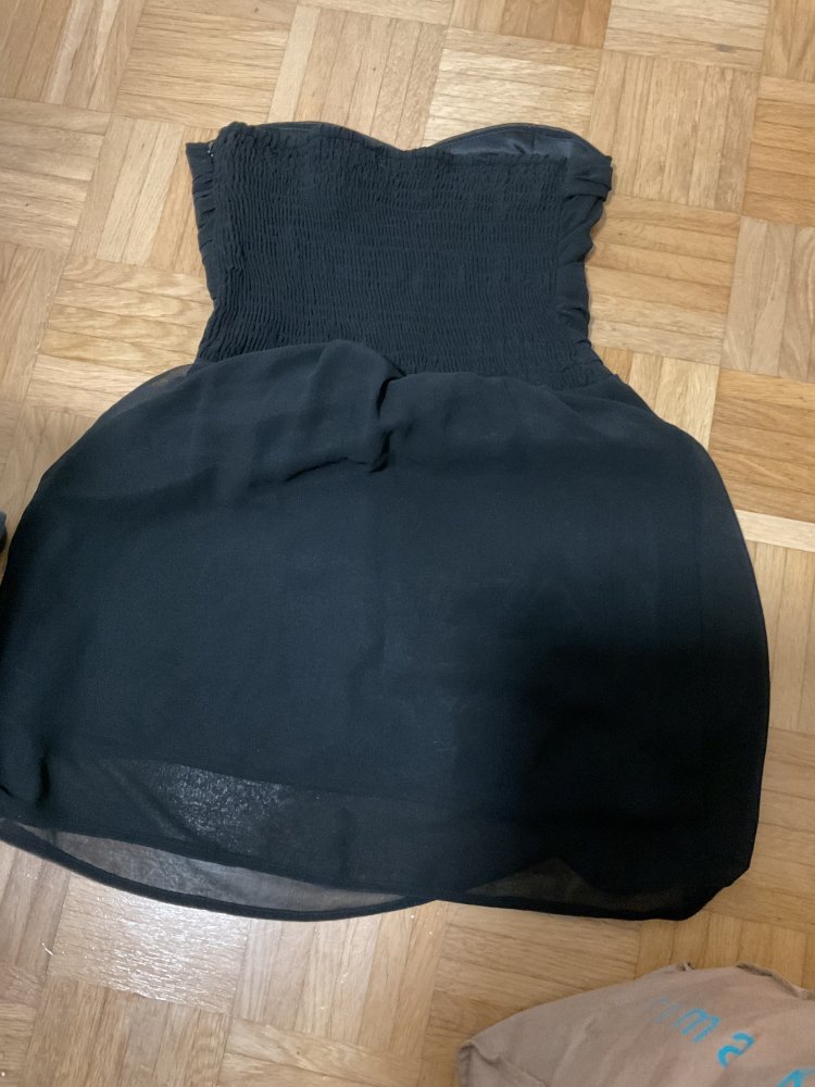 Elegantes schwarzes trägerloses Kleid von Mango in L