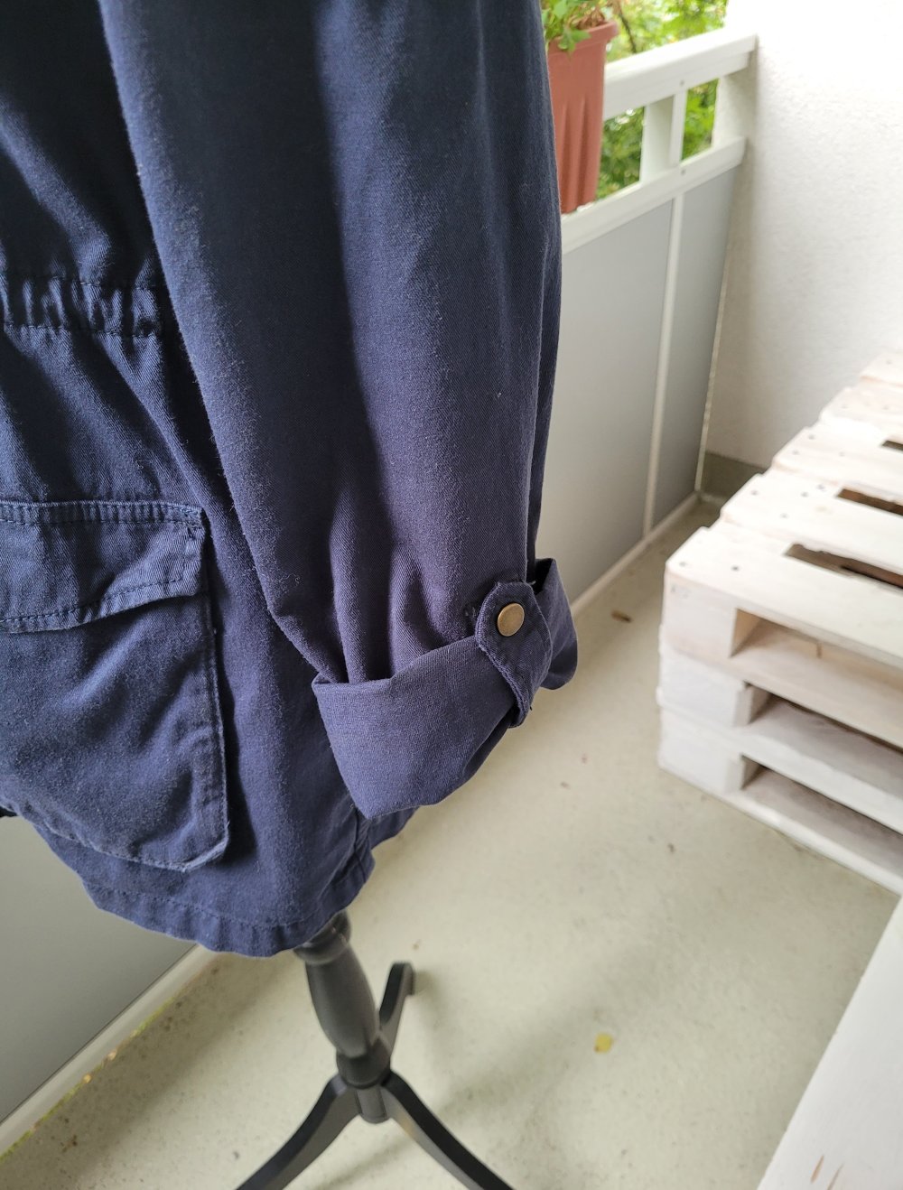 Schöne Jacke von H&M Gr 42 blau mit verstellbarer Taille