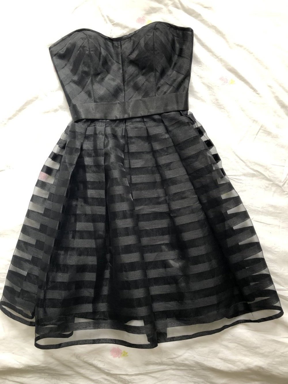 Schwarzes Kleid 