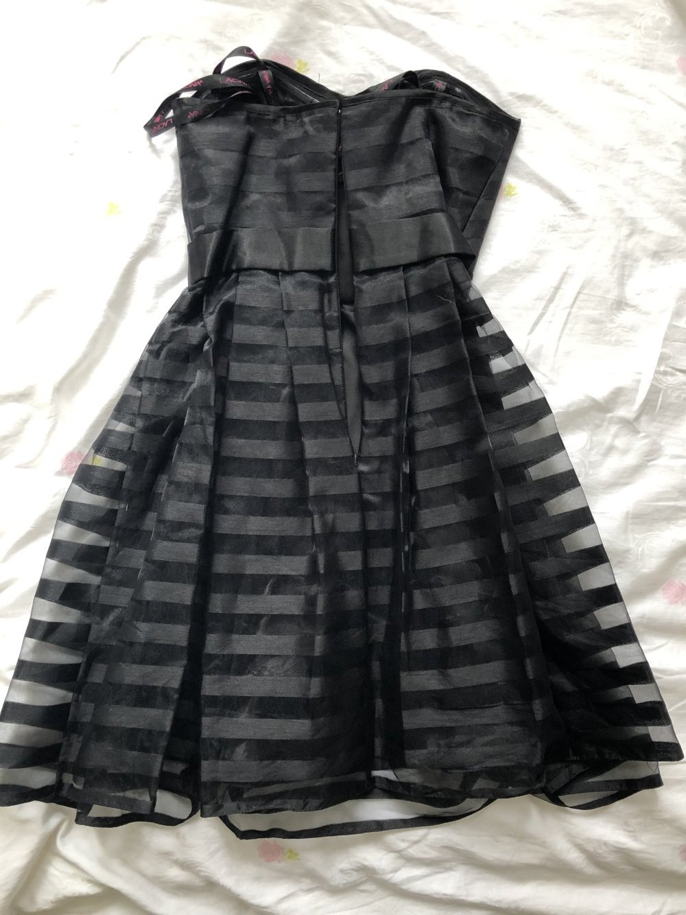 Schwarzes Kleid 