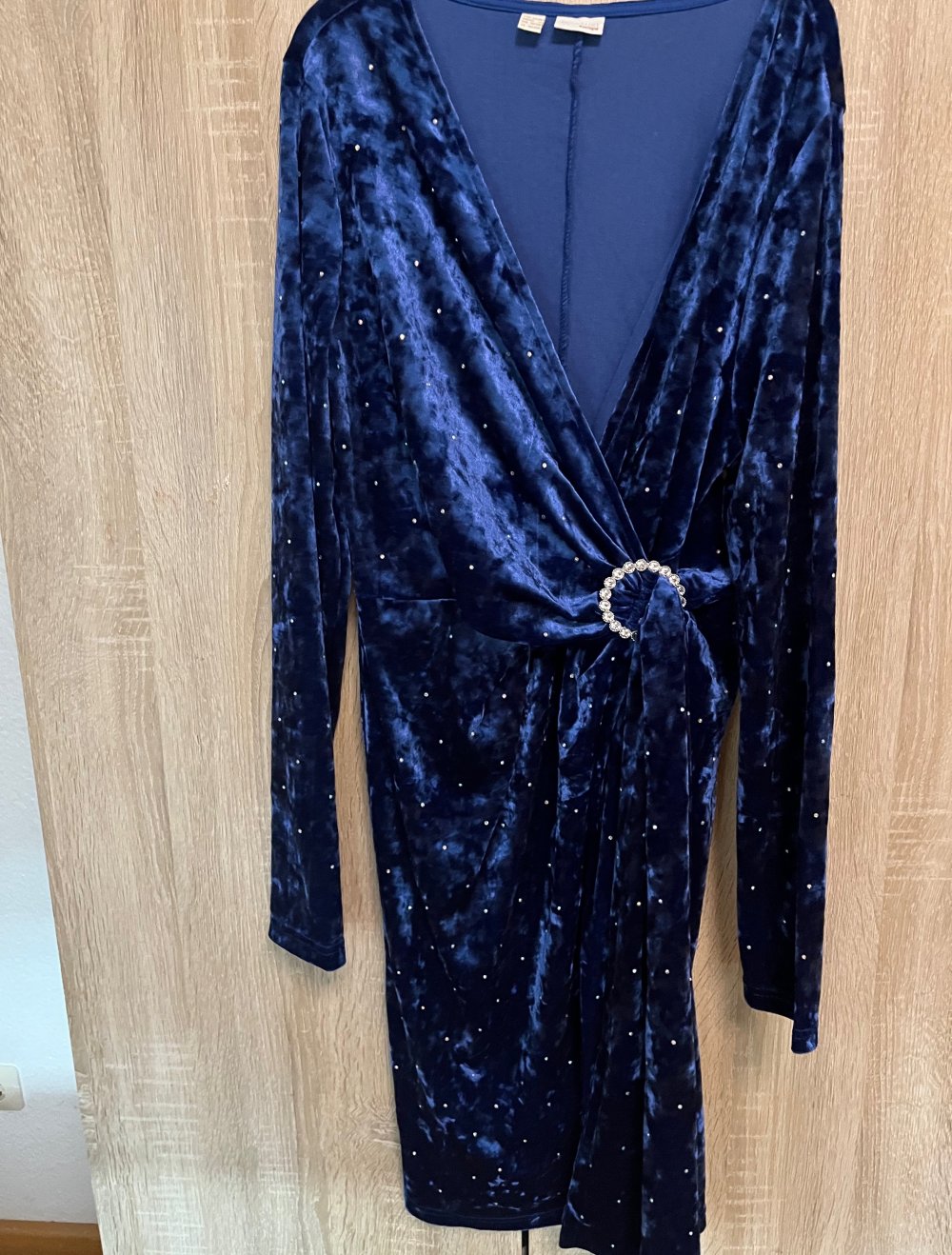Kleid mit Perlen