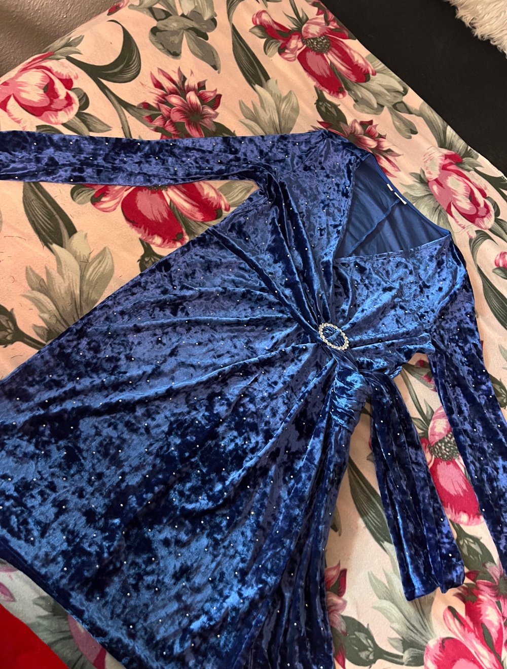 Kleid mit Perlen