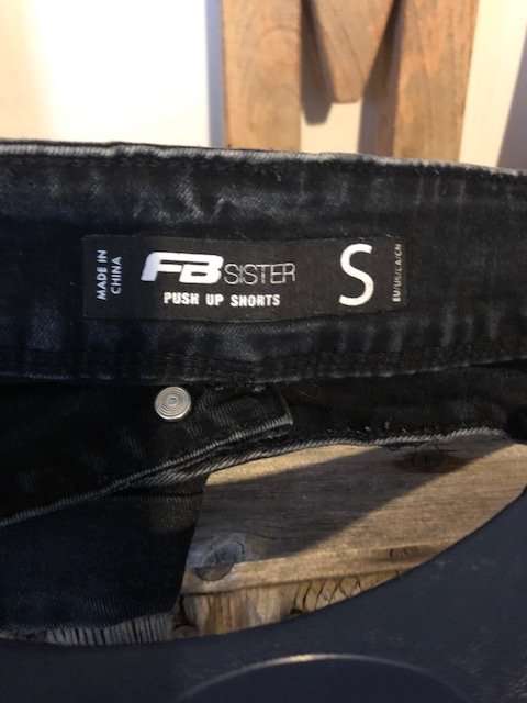 Schwarze Jeans-Shorts