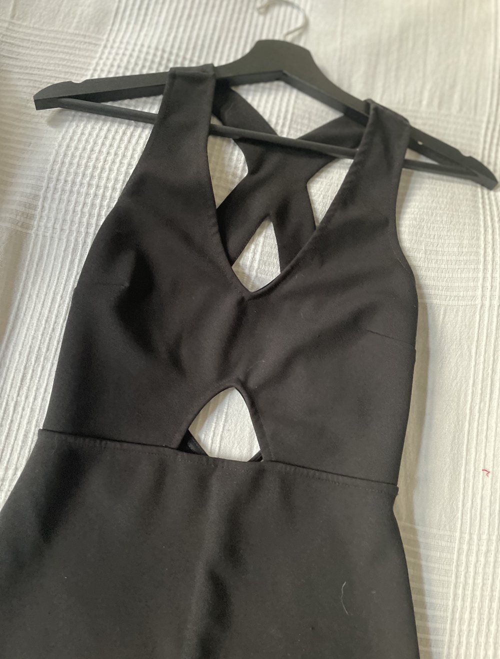rückenfreies Kleid mit Ausschnitt vorne