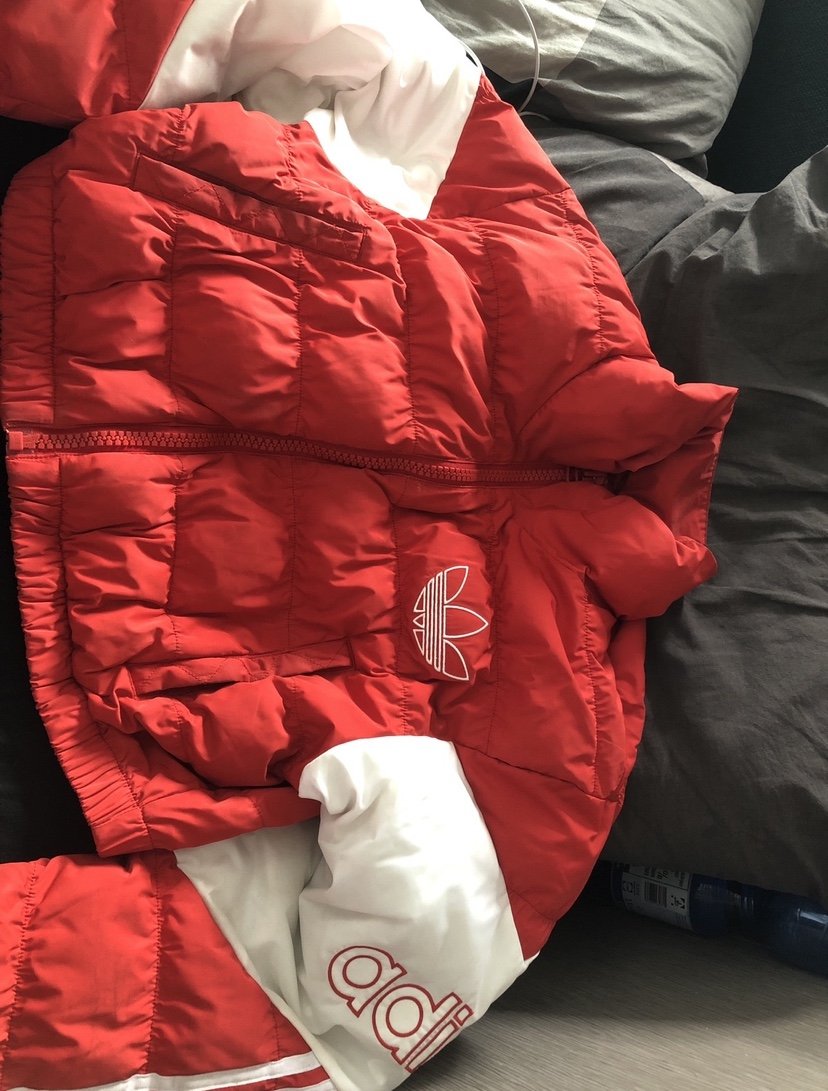 rot weiße Adidas Jacke