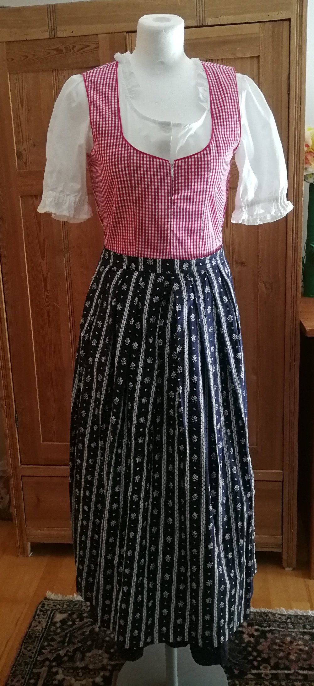 traditionelles Dirndl 