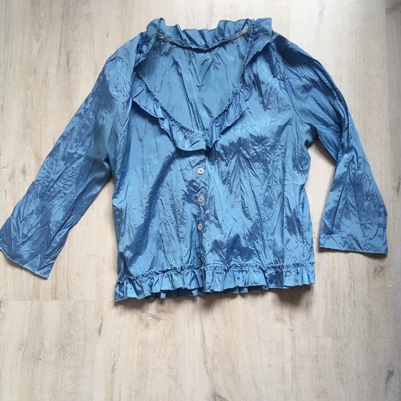 Blaue Bluse falbeln