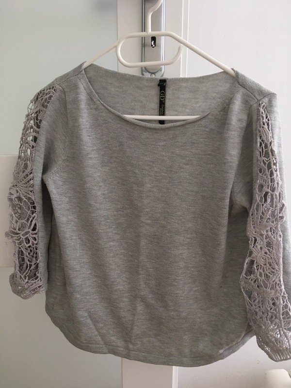 Grauer Pulli
