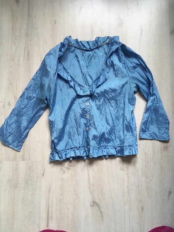 Blaue Bluse falbeln
