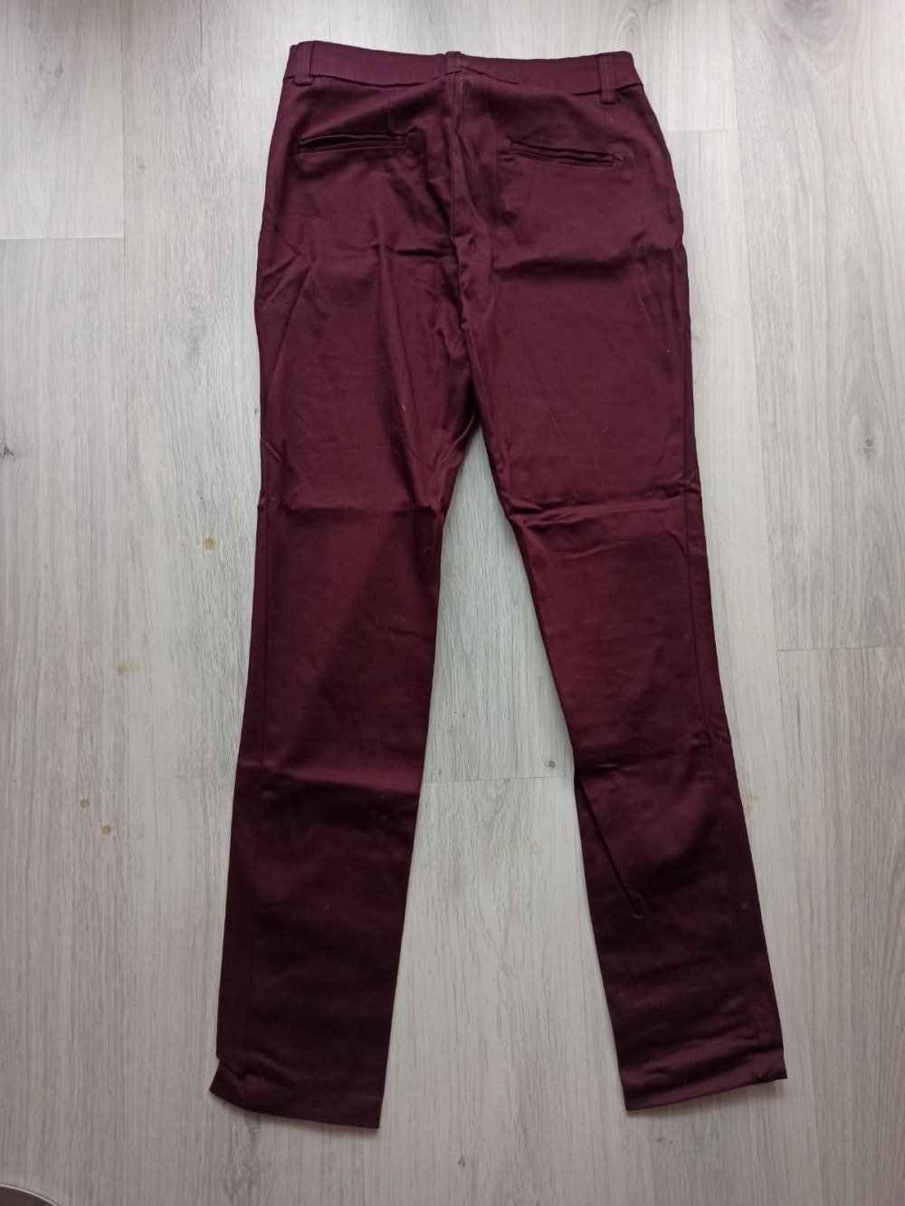 Weinrote Hosen