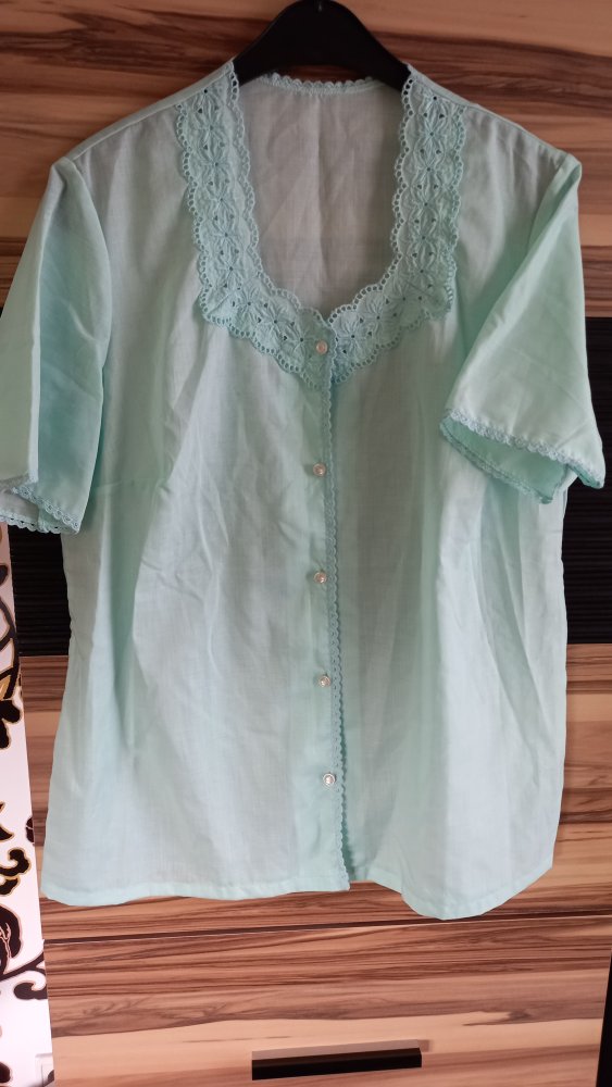 *sehr schöne lindgrüne Triumph Damen--Sommerbluse,Gr. 44*
