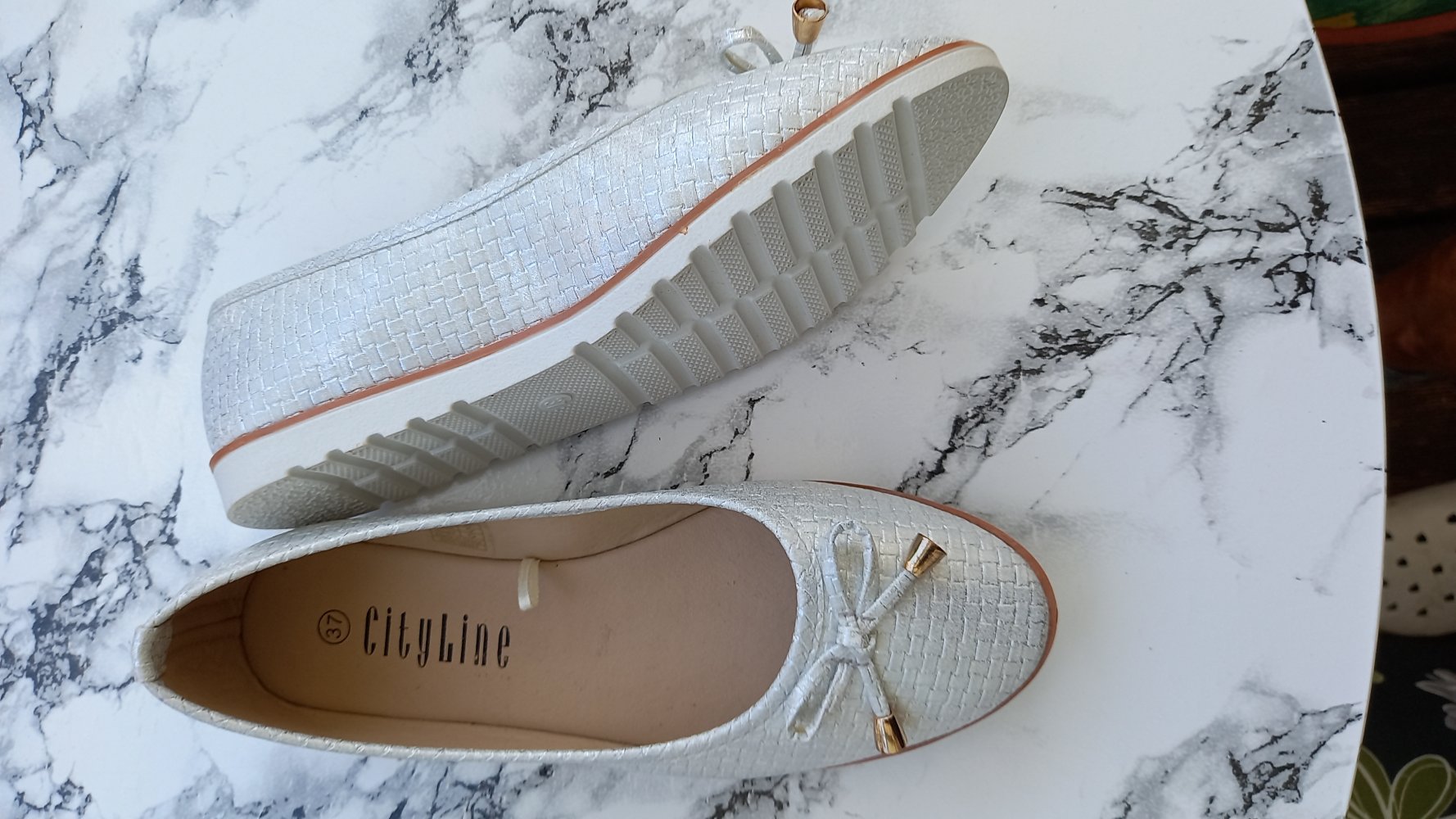 *ungetragene sehr schöne weiße Damen-Schuhe