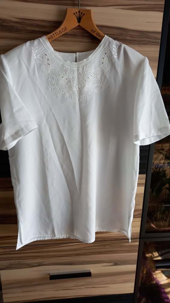 schöne weiße Bluse im Retro-Stil
