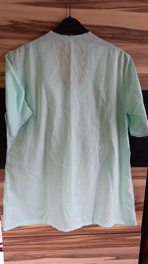 *sehr schöne lindgrüne Triumph Damen--Sommerbluse,Gr. 44*
