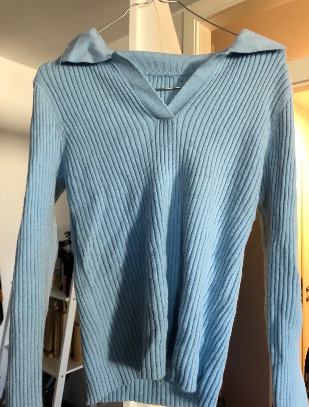 Babyblauer Pullover