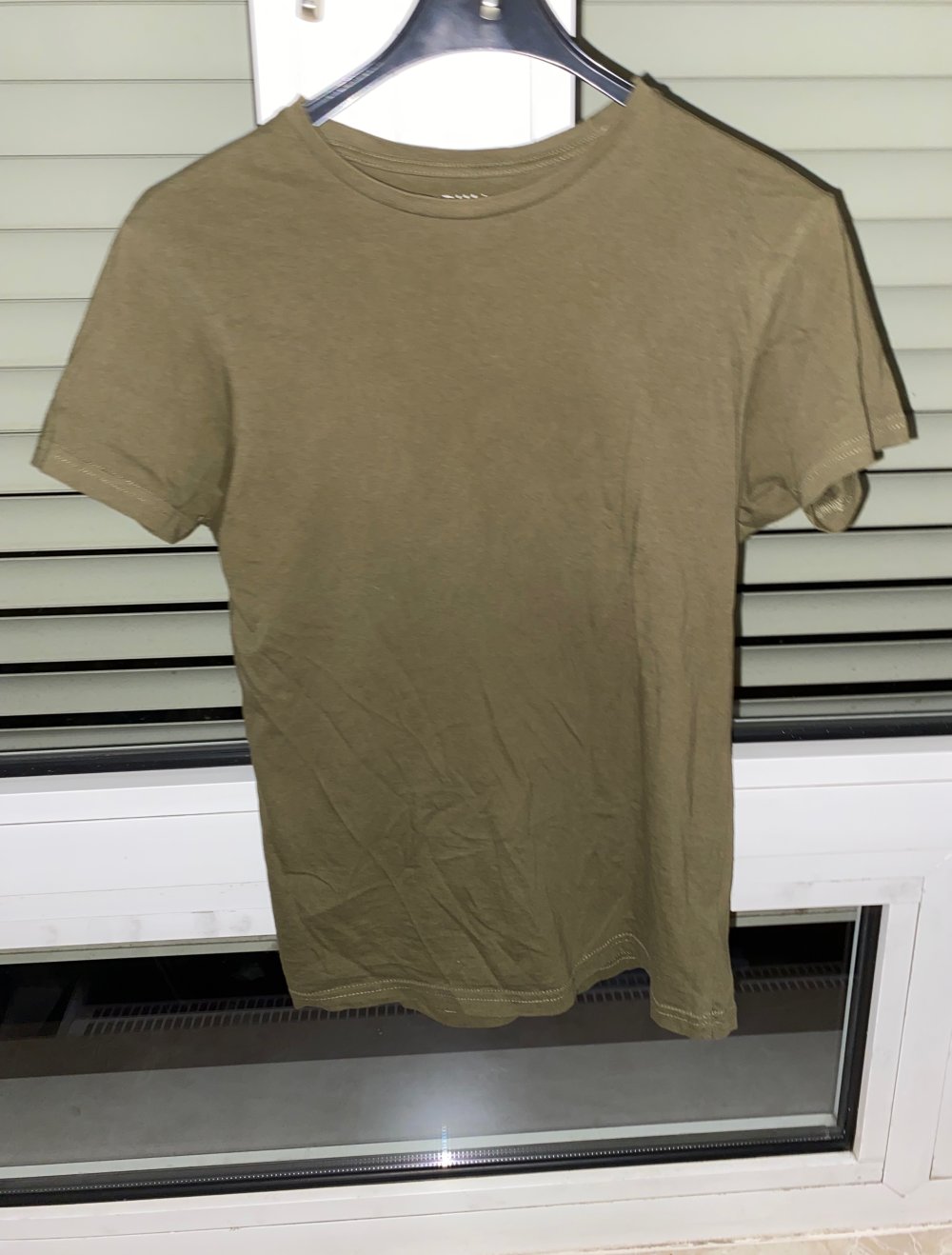 einfarbiges grünes Tshirt