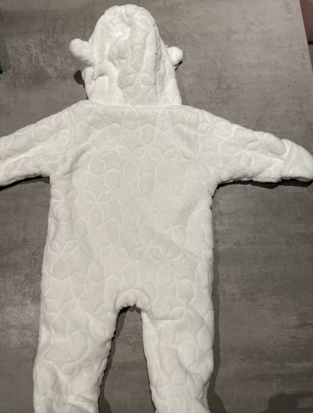 süßer Schneeanzug