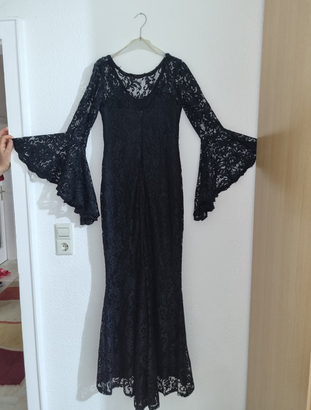 langes schwarzes Kleid